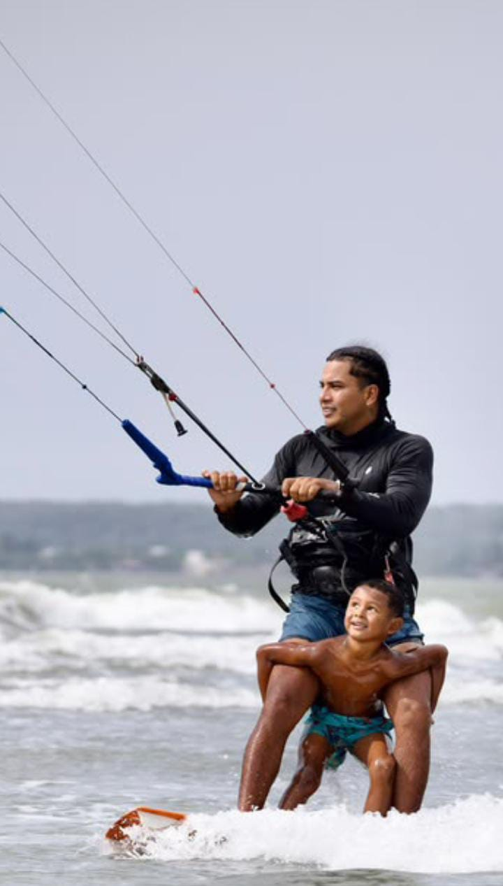 Luis y un joven navegando juntos en el Caribe