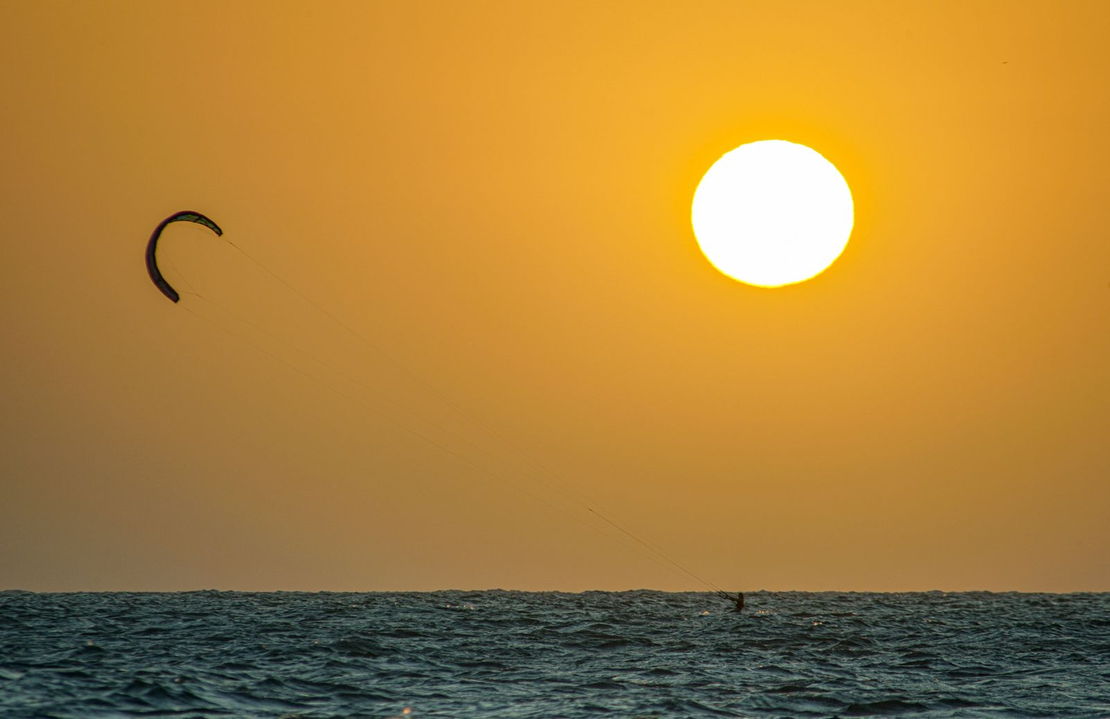 Cometa navegando junto al sol sobre el Caribe
